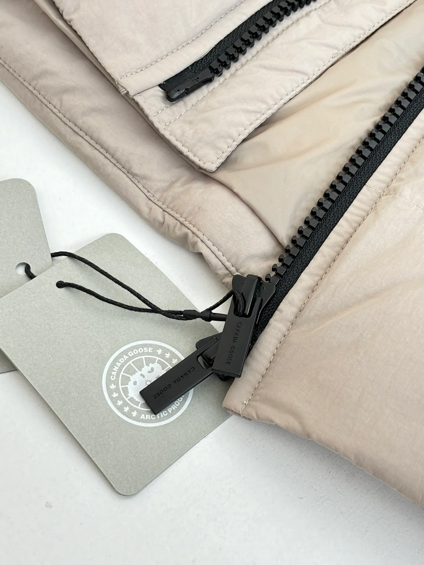 P690 Canada Goos*/Big Goose Rubber Label Badge Down Vest The fabric is made of high-quality protective nylon fabric, 90 national standard high-quality white duck down: selected high-fill down, weighing 160g, light and warm, with excellent temperature locking performance and good resilience. Three-dimensional quilting technology and precision thread reinforcement prevent lint from being drilled and ensure that the fluffy and resilient elasticity lasts like new.  Size：S/M/L/XL